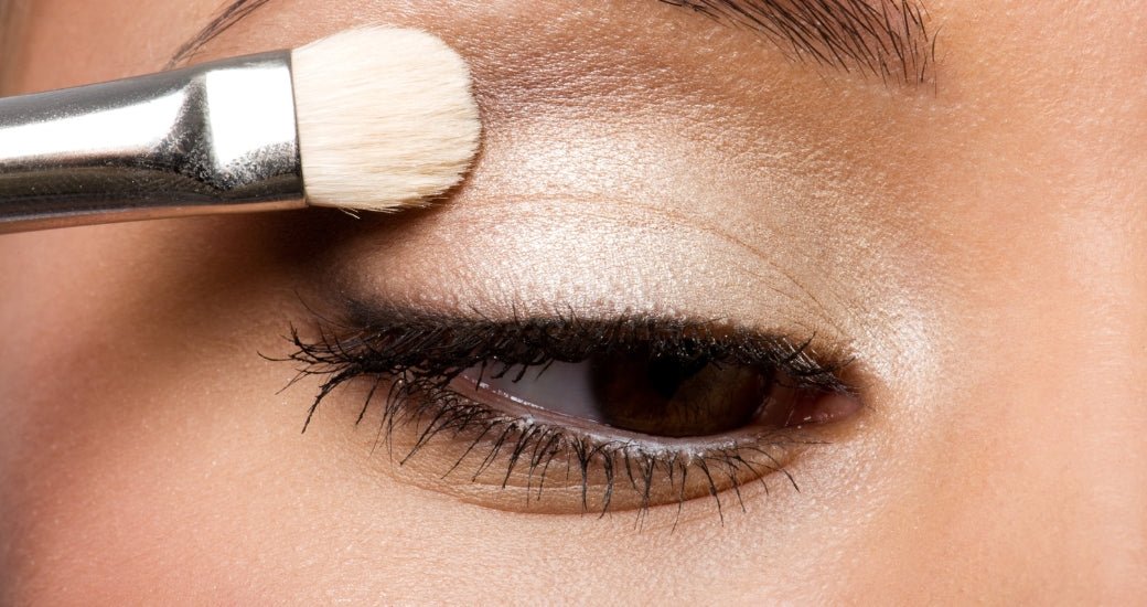 Brug highlighter som øjenskygge og få mere ud af din makeup - Makeup lagersalg