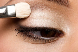 Brug highlighter som øjenskygge og få mere ud af din makeup