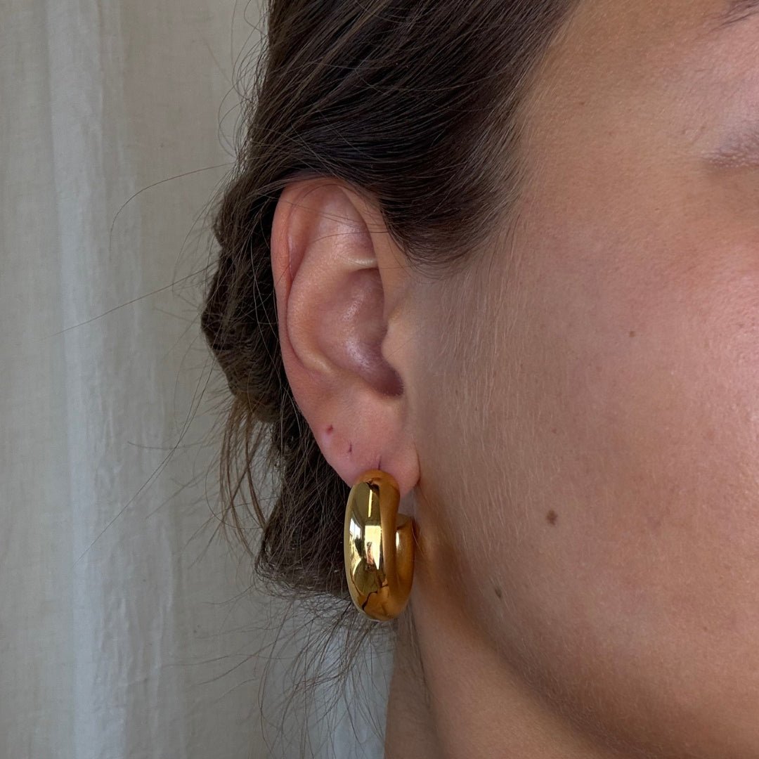 Bold Curve Øreringe 18K Guldbelagt Shiny - Makeup lagersalg