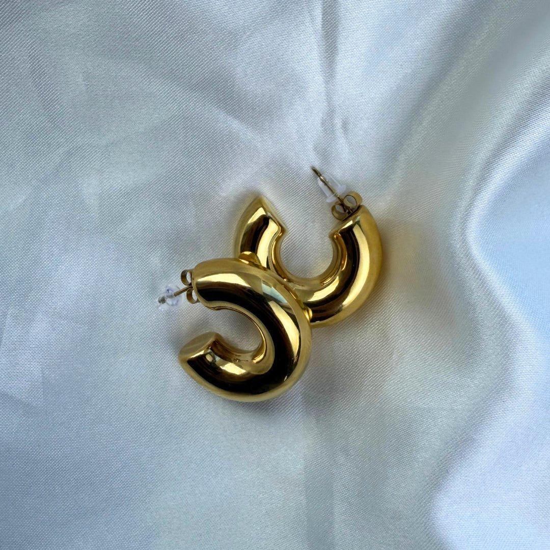 Bold Curve Øreringe 18K Guldbelagt Shiny - Makeup lagersalg