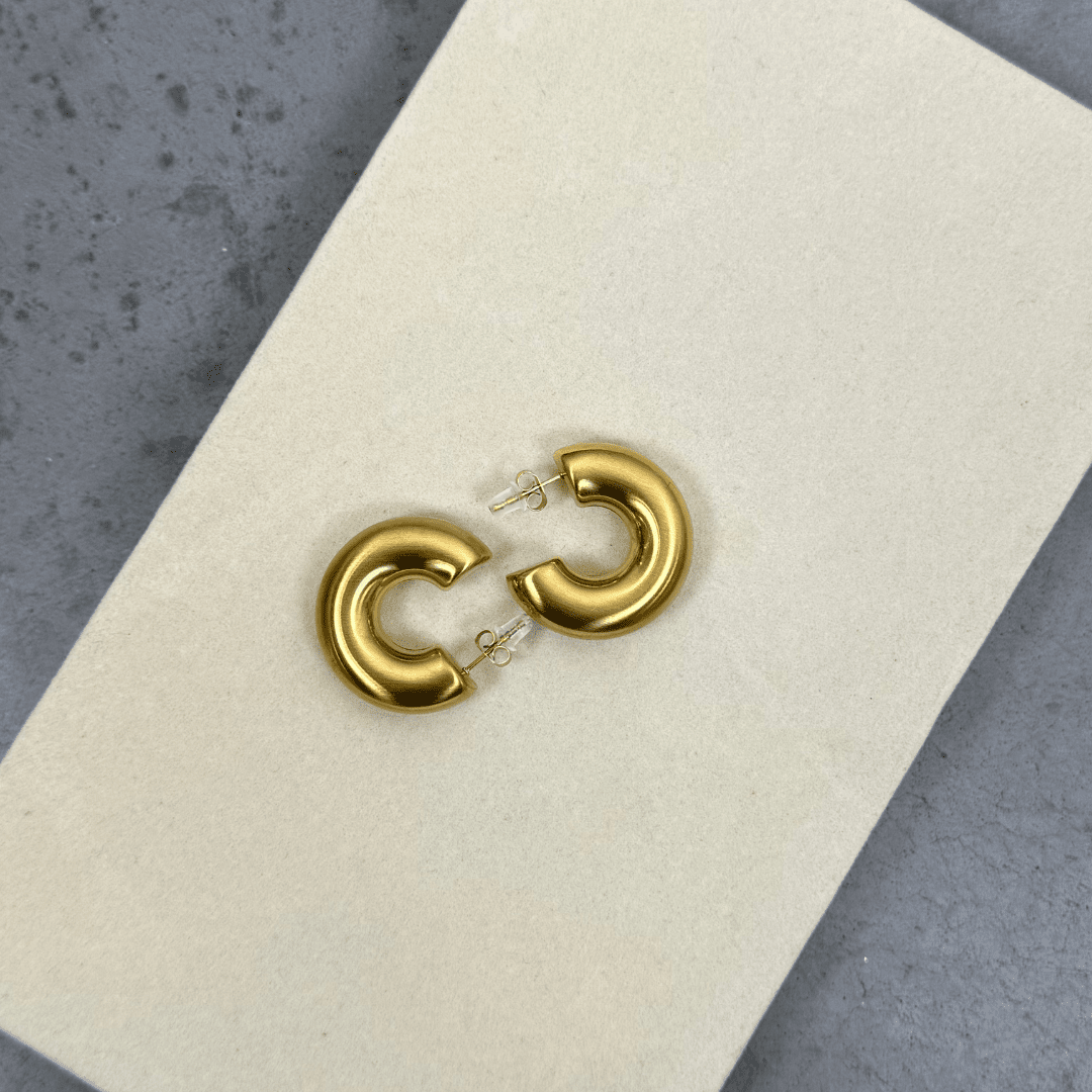 Corelle - Bold Curve Øreringe 18K Guldbelagt Matte - Makeup lagersalg