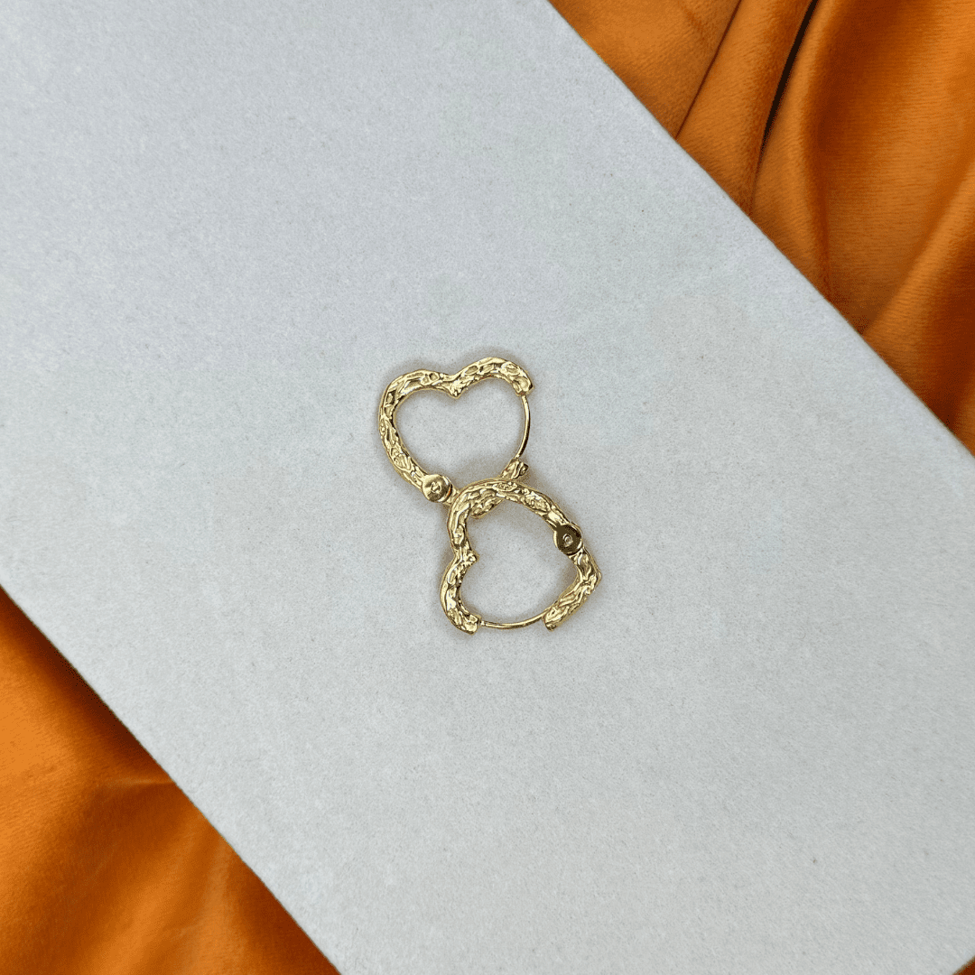 Corelle - Textured Heart Hoops – 18K Guldbelagt - Makeup lagersalg